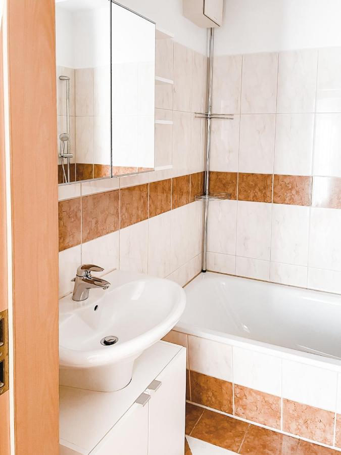 קמניץ Schoene Wohnung, Eigene Terrasse, Privater Parkplatz, Wi-Fi, Waschmaschine, 3P מראה חיצוני תמונה